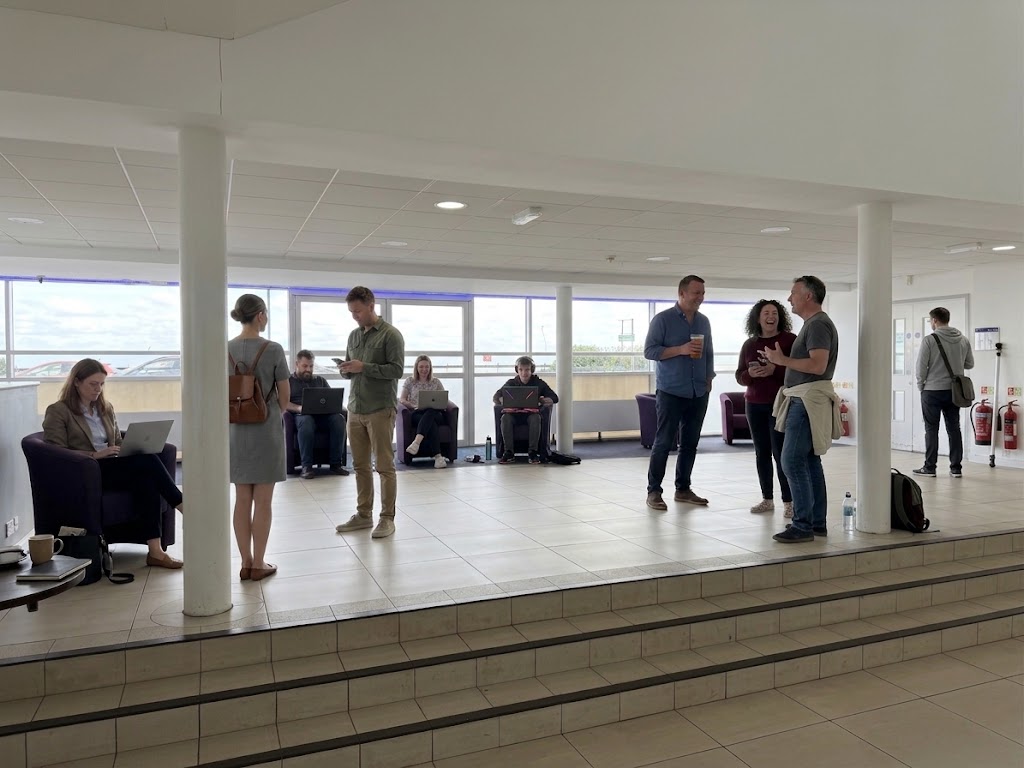 Relaxed social and hotdesk area for networking between sessions